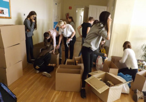 Uczniowie podczas pakowania szlachetnej paczki.