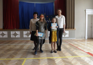 Laureatki z klasy trzeciej wraz z główna organizatorką, panią Bogusławą Kempką oraz z jednym z członków jury.