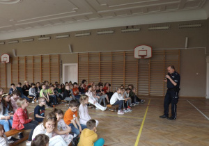 Spotkanie uczniów klas młodszych z policjantami.